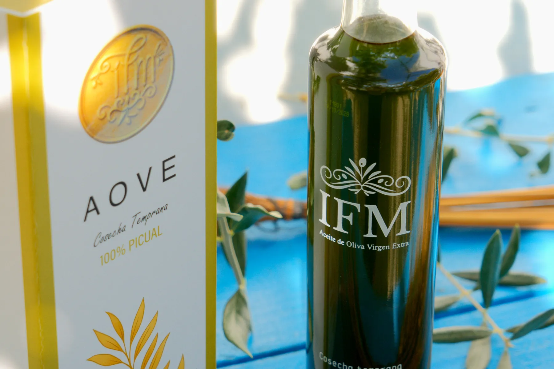 El estuche de IFM junto a la botella.